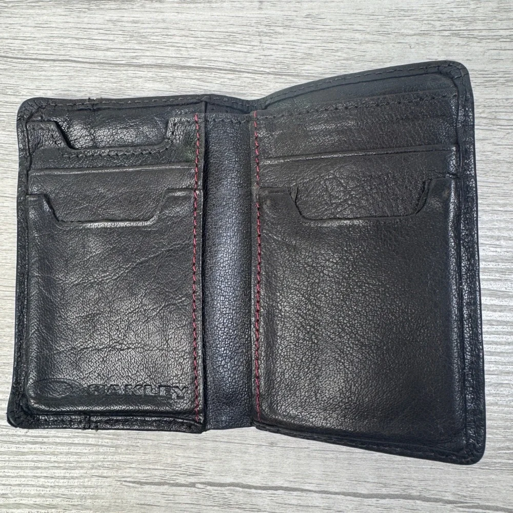 Oakley Vintage Bifold Leather Wallet OS Slim Black Quilted Red Stitching Logo